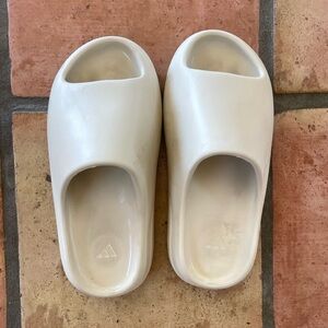 Tan Yeezy slides men’s 9
